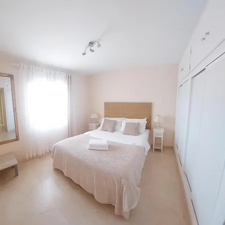 Apartment Luxurious 2 Bedroom 2 Bathroom Near